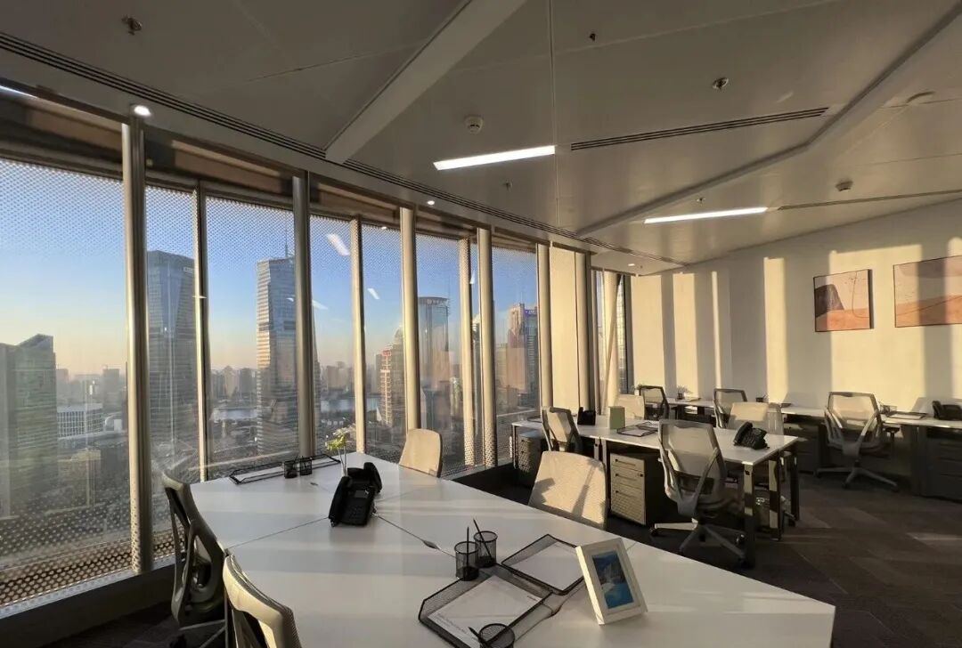 上海中心大厦Spaces高层共享办公空间实景：落地窗城市天际线